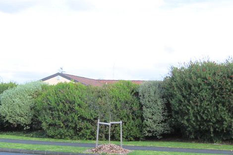 Photo of property in 2/92 Mirrabooka Avenue, Botany Downs, Auckland, 2010