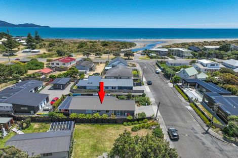Photo of property in 6 Konini Crescent, Waikanae Beach, Waikanae, 5036