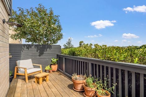 Photo of property in 1 Nga Waka Place, Mangere, Auckland, 2022