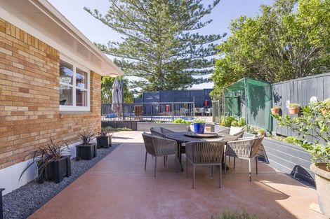 Photo of property in 6 Regal Place, Forrest Hill, Auckland, 0620