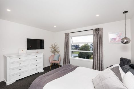 Photo of property in 37 Vaucluse Heights, Fitzherbert, Palmerston North, 4410