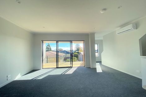 Photo of property in 4/5 Peachgrove Road, Te Atatu Peninsula, Auckland, 0610