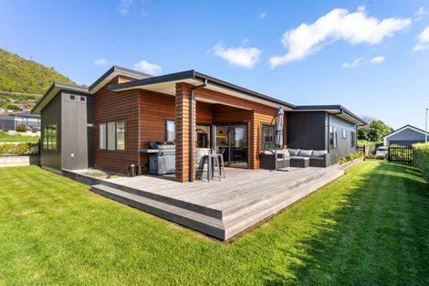 Photo of property in 10 Karearea Avenue, Waikanae, 5036