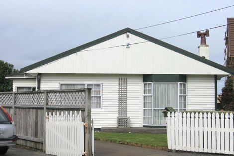 Photo of property in 42 Puru Crescent, Lyall Bay, Wellington, 6022