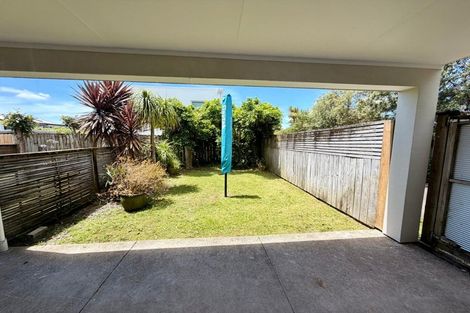 Photo of property in 4/143a Wiseley Road, West Harbour, Auckland, 0618
