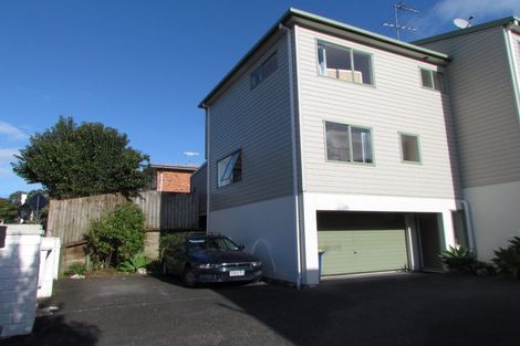 Photo of property in 2/5 Kilham Avenue, Northcote, Auckland, 0627