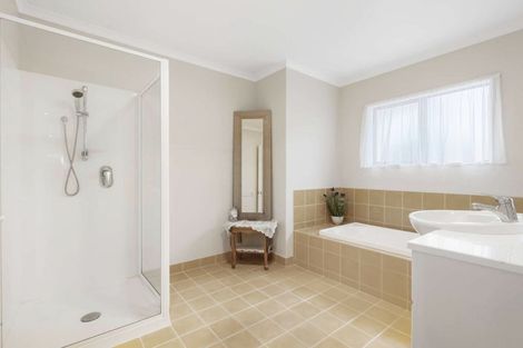 Photo of property in 320 Hill Road, The Gardens, Auckland, 2105