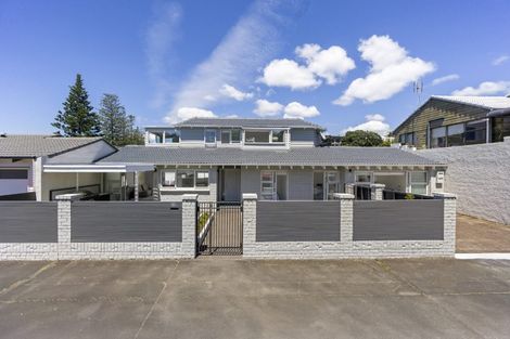 Photo of property in 2/26 Manly Esplanade, Browns Bay, Auckland, 0630