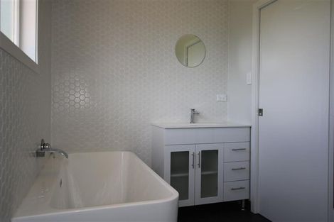 Photo of property in 39 Dundale Avenue, Blockhouse Bay, Auckland, 0600