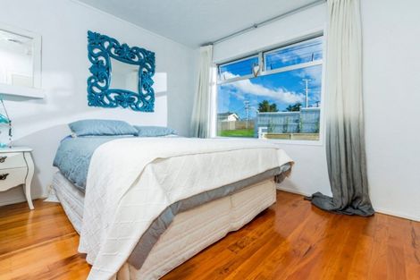 Photo of property in 1/2 Rock Isle Road, Torbay, Auckland, 0630