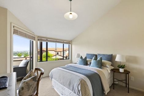 Photo of property in 9/8 Tobago Place, Sunnynook, Auckland, 0620