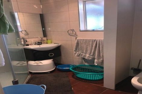 Photo of property in 2 Springside Place, New Lynn, Auckland, 0600