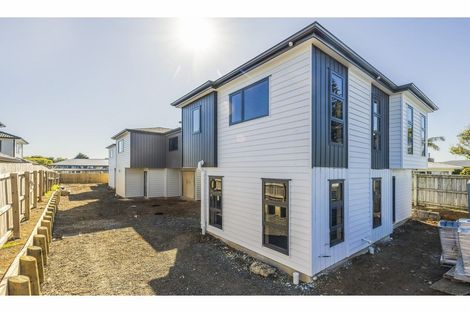 Photo of property in 2/25 Tawa Road, Te Atatu Peninsula, Auckland, 0610