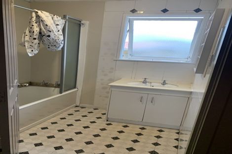 Photo of property in 5 Newland Grove, Henderson, Auckland, 0610