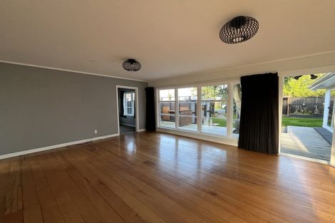 Photo of property in 1/934 East Coast Road, Northcross, Auckland, 0630