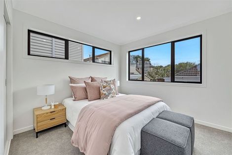 Photo of property in 562b Beach Road, Rothesay Bay, Auckland, 0630