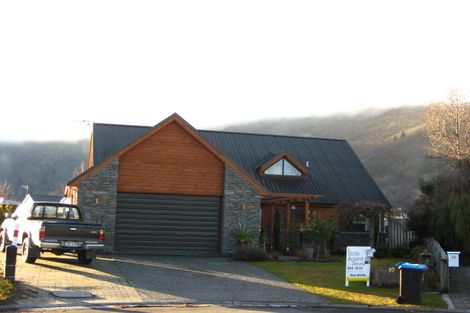 Photo of property in 10 Elva Dawson Place, Arrowtown, 9302