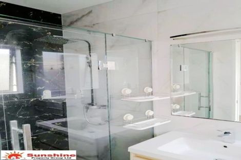 Photo of property in 17 Northcross Drive, Oteha, Auckland, 0632