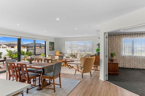 Photo of property in 98 Kaurinui Crescent, One Tree Point, 0118