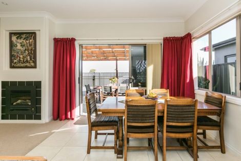 Photo of property in 20 Heynes Place, Clive, 4102