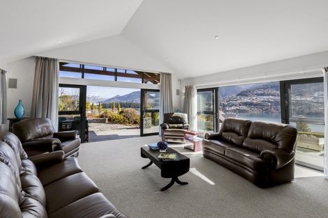Photo of property in 5 Milward Place, Kelvin Heights, Queenstown, 9300