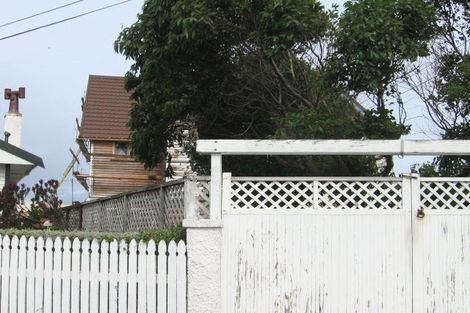 Photo of property in 40 Puru Crescent, Lyall Bay, Wellington, 6022