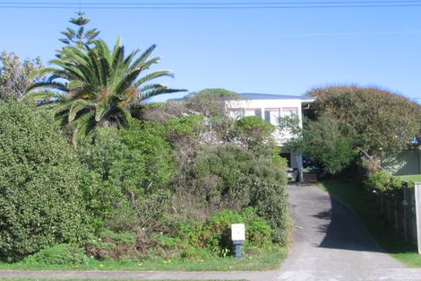 Photo of property in 20 Hughes Street, Waikanae Beach, Waikanae, 5036
