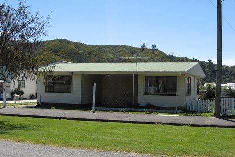 Photo of property in 67a Broadway, Picton, 7220