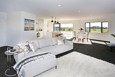 Photo of property in 2 Okoreka Road, Glenbrook, 2681