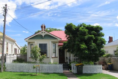 Photo of property in 13 Roslyn Terrace, Stanley Point, Auckland, 0624
