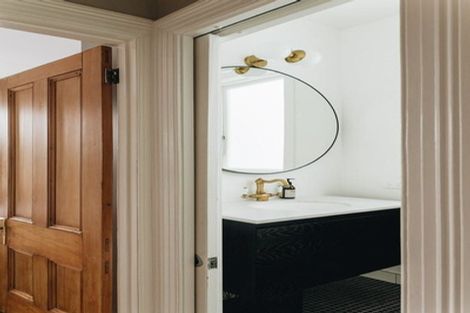 Photo of property in 26 Roxburgh Street, Mount Victoria, Wellington, 6011