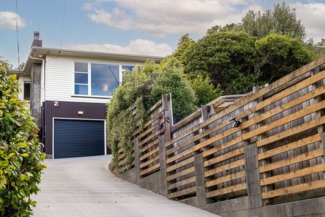 Photo of property in 16 Griffiths Grove, Newlands, Wellington, 6037