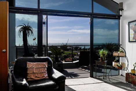 Photo of property in 5 Weston Street, Moturoa, New Plymouth, 4310