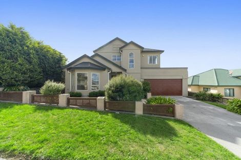 Photo of property in 9 Bennett Grove, Newlands, Wellington, 6037