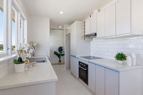 Photo of property in 1/862 East Coast Road, Northcross, Auckland, 0630