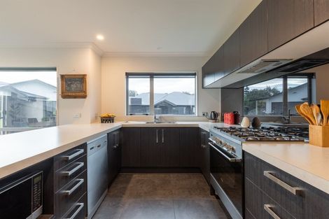Photo of property in 6 D'urville Place, Kelvin Grove, Palmerston North, 4414