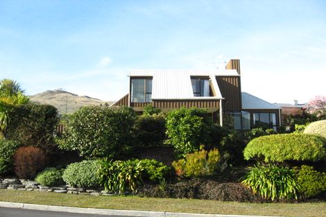 Photo of property in 2 Milward Place, Kelvin Heights, Queenstown, 9300