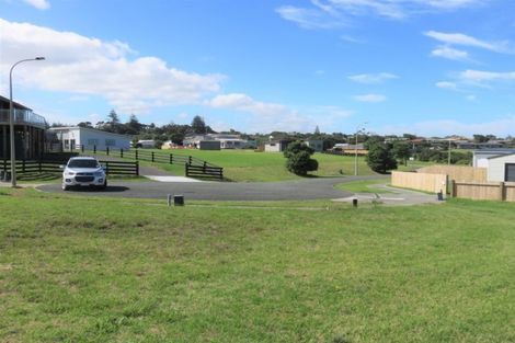Photo of property in 7 Snapper Street, Baylys Beach, 0377