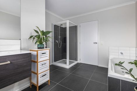 Photo of property in 28 Mooring Close, Whitby, Porirua, 5024