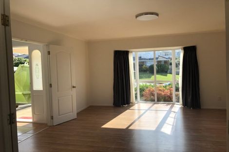 Photo of property in 70 Lagoon Way, West Harbour, Auckland, 0618