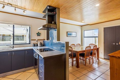 Photo of property in 13 Marram Way, Peka Peka, Waikanae, 5391