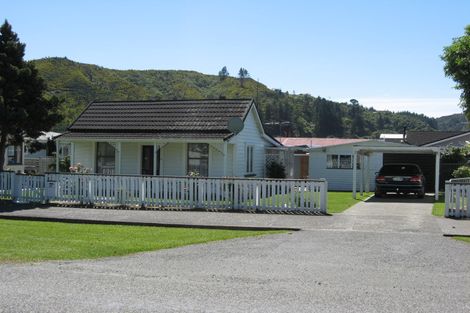 Photo of property in 67 Broadway, Picton, 7220