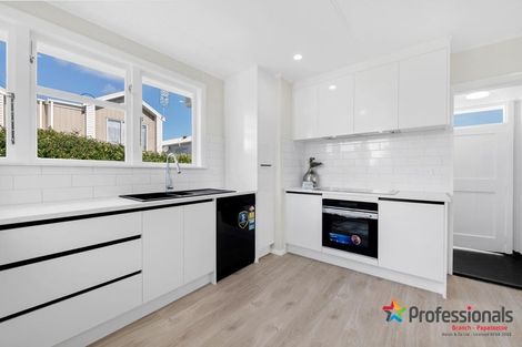 Photo of property in 5 Farnborough Crescent, Mangere, Auckland, 2022