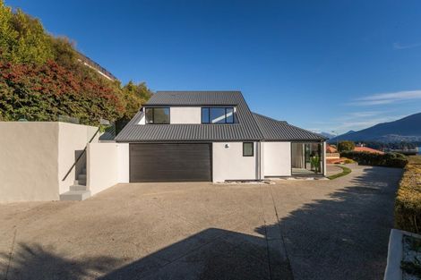 Photo of property in 8 Elizabeth Place, Kelvin Heights, Queenstown, 9300