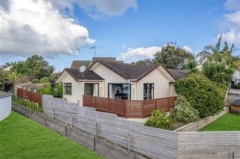 Photo of property in 11 Raphael Place, West Harbour, Auckland, 0618
