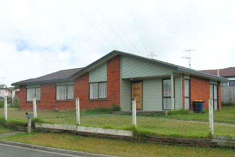 Photo of property in 2 Lori Place, Massey, Auckland, 0614