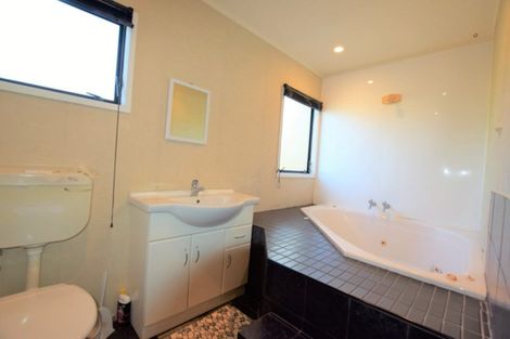 Photo of property in 14 Mile Place, Henderson, Auckland, 0612