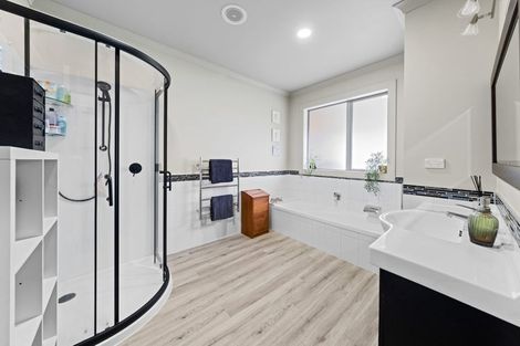 Photo of property in 32 Arthur Road, Paraite, New Plymouth, 4373