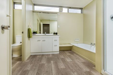 Photo of property in 51 Gladstone Road, Northcote, Auckland, 0627