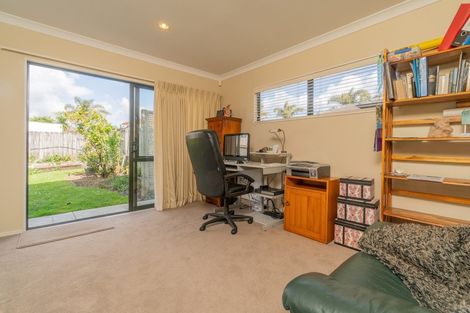 Photo of property in 5 Tollana Road, Te Atatu Peninsula, Auckland, 0610